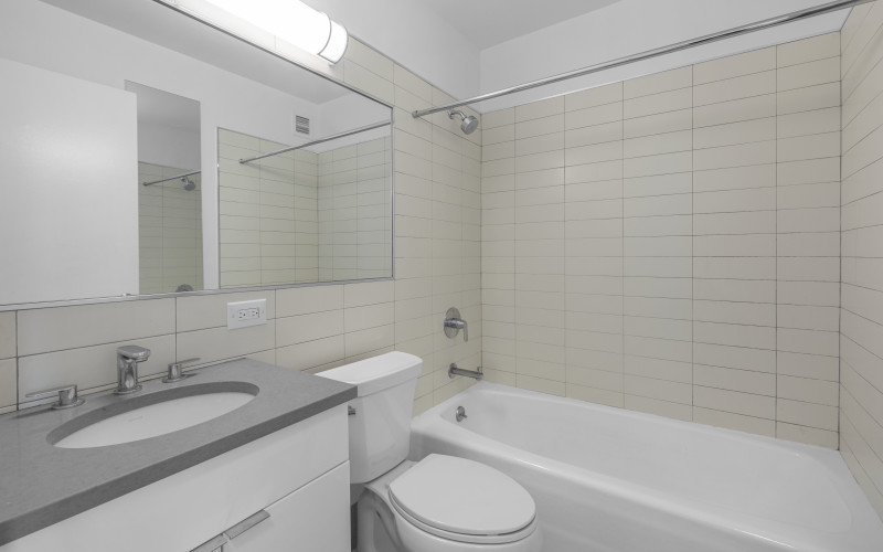 https://brodsky.com/uploads/_styles/portfolio-slide/unit/124-w-60-24m-bathroom1low.jpg