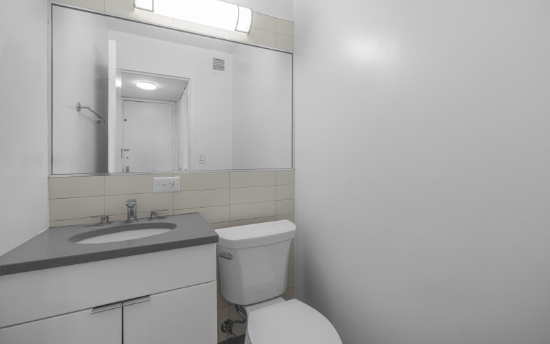 https://brodsky.com/uploads/_styles/portfolio-slide/unit/124-w-60-24m-bathroom2low.jpg