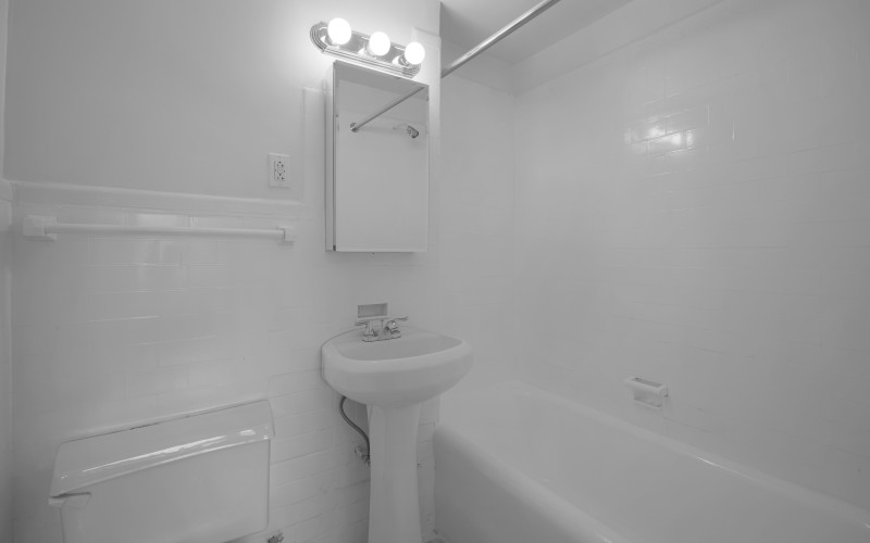 https://brodsky.com/uploads/_styles/portfolio-slide/unit/160-w-71-10t-bathroomlow.jpg