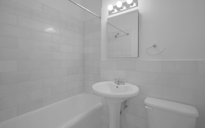 https://brodsky.com/uploads/_styles/portfolio-slide/unit/160-w-71-3n-bathroomlow.jpg