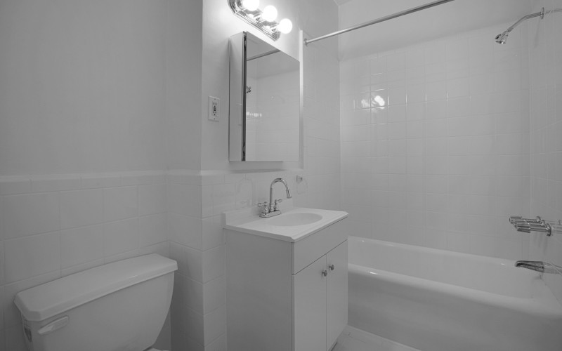 https://brodsky.com/uploads/_styles/portfolio-slide/unit/160-w-71-7a-bathroom-low.jpg