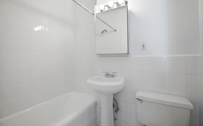 https://brodsky.com/uploads/_styles/portfolio-slide/unit/160-west-71st-9j-bathroom.jpg