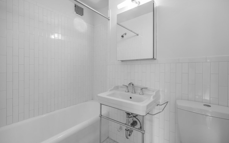 https://brodsky.com/uploads/_styles/portfolio-slide/unit/160w71-5j-bathroomlow.jpg