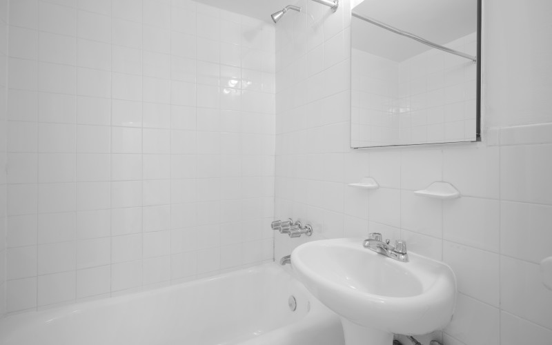 https://brodsky.com/uploads/_styles/portfolio-slide/unit/1710-bathroomlow.jpg