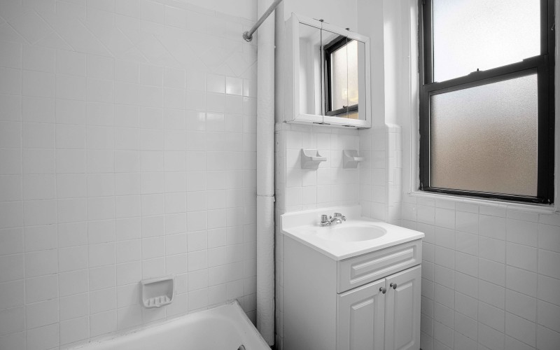 https://brodsky.com/uploads/_styles/portfolio-slide/unit/19-w-69-705-bathroomlow.jpg