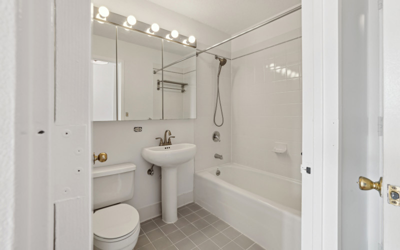 https://brodsky.com/uploads/_styles/portfolio-slide/unit/200w60-35c-bath1.jpg