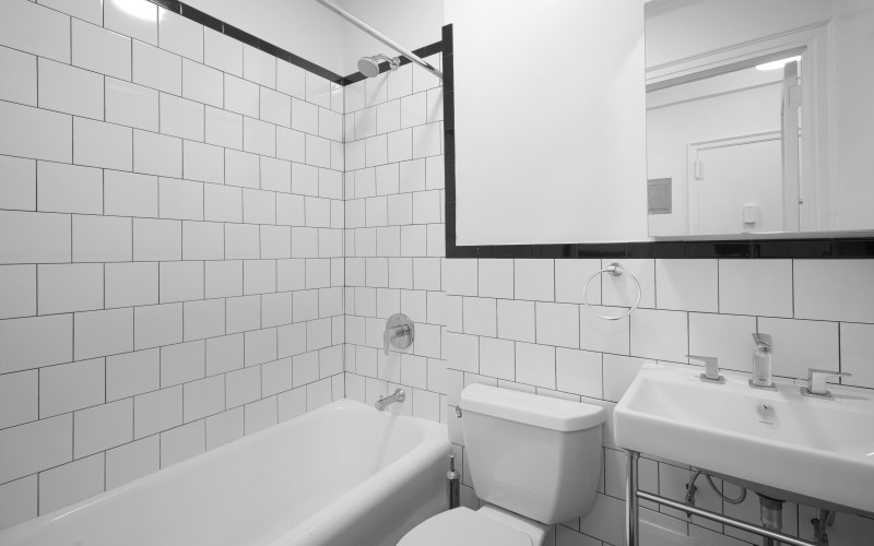 https://brodsky.com/uploads/_styles/portfolio-slide/unit/208-w-23-1117-bathroomlow.jpg