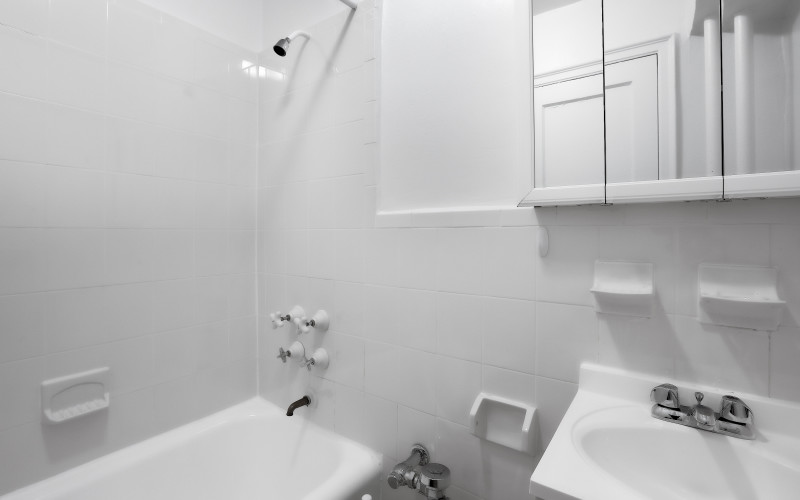 https://brodsky.com/uploads/_styles/portfolio-slide/unit/208-w-231408-bathroomlow.jpg