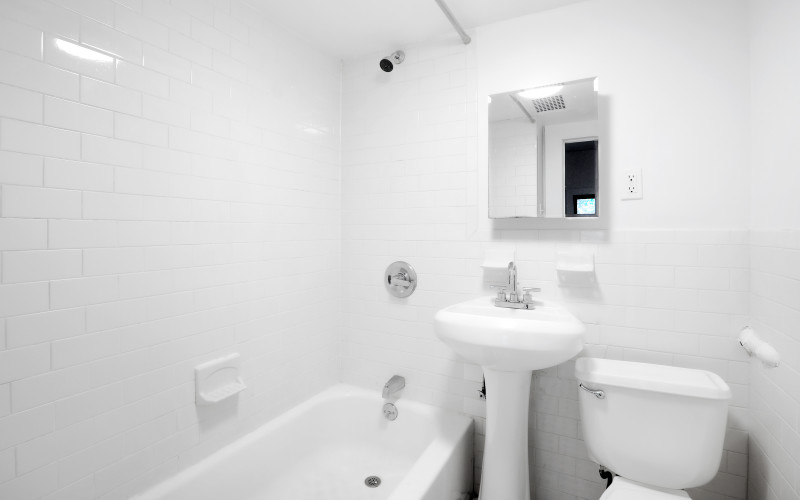https://brodsky.com/uploads/_styles/portfolio-slide/unit/235-w-13-8-bathroom.jpg