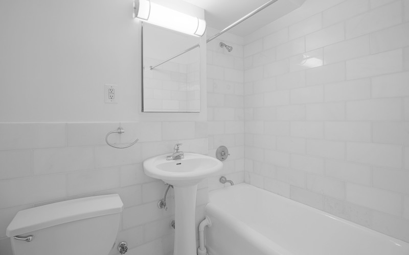 https://brodsky.com/uploads/_styles/portfolio-slide/unit/24-5th-ave-apt-525-bathroomlow.jpg