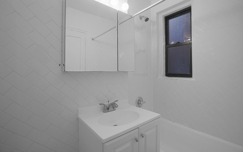 https://brodsky.com/uploads/_styles/portfolio-slide/unit/245-e-11-3e-bathroom.jpg