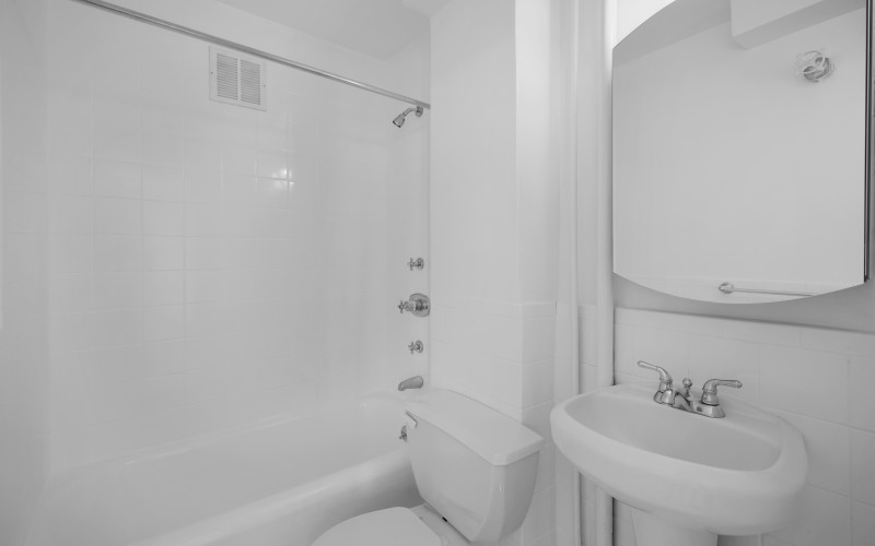 https://brodsky.com/uploads/_styles/portfolio-slide/unit/253w72-2307-bath.jpg