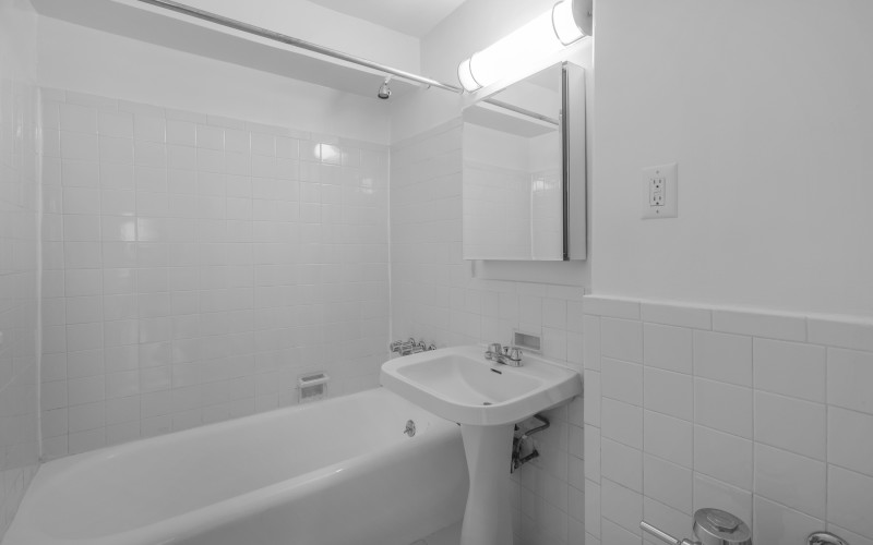 https://brodsky.com/uploads/_styles/portfolio-slide/unit/253w72-907-bath.jpg