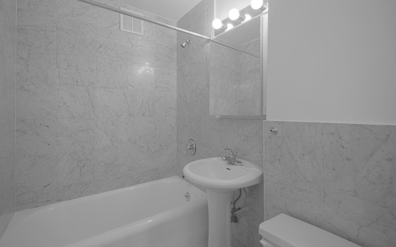 https://brodsky.com/uploads/_styles/portfolio-slide/unit/253w72-909-bath.jpg