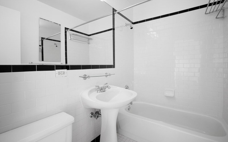 https://brodsky.com/uploads/_styles/portfolio-slide/unit/420-w-42-19g-bathroom.jpg