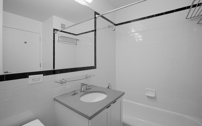 https://brodsky.com/uploads/_styles/portfolio-slide/unit/420-w-4220b-bathroom2low-1.jpg