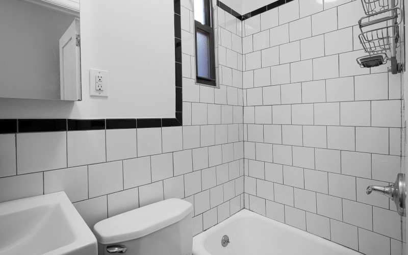 https://brodsky.com/uploads/_styles/portfolio-slide/unit/7-morton5b-bathroom.jpg