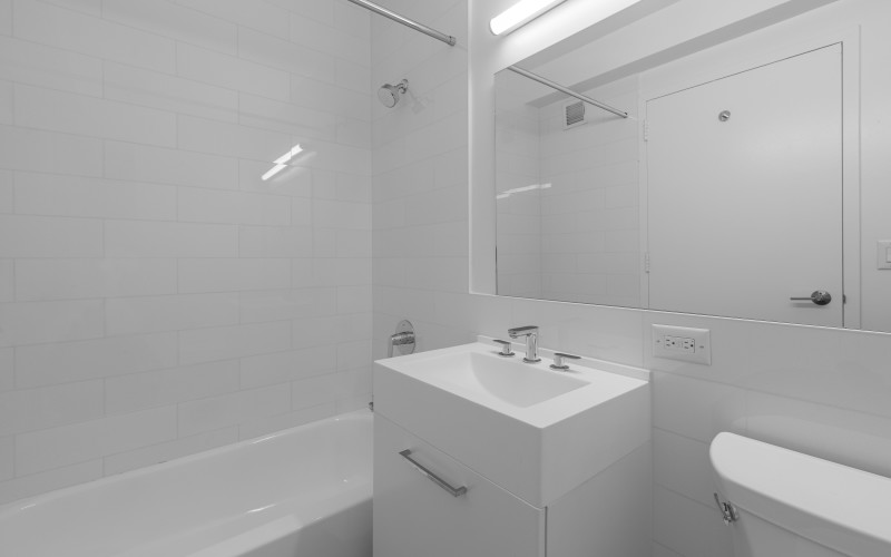 https://brodsky.com/uploads/_styles/portfolio-slide/unit/75-west-end-p18b-bathroom.jpg