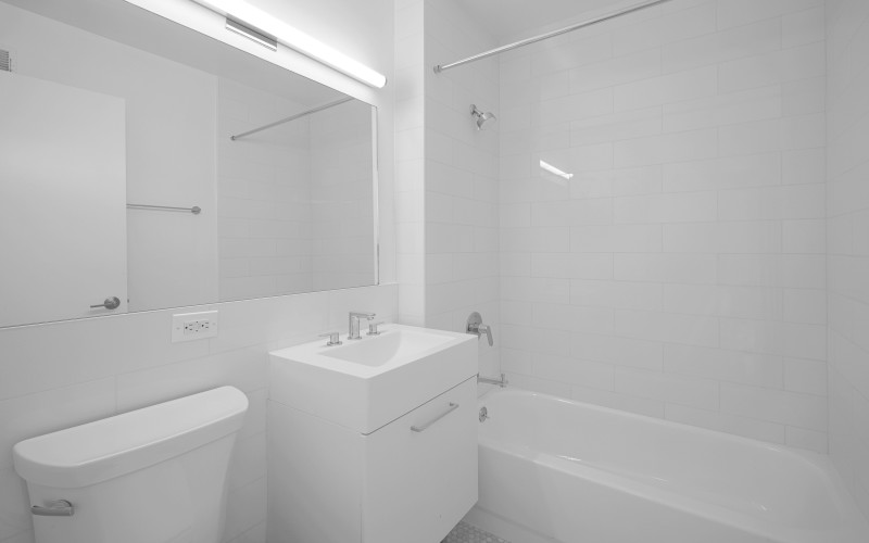 https://brodsky.com/uploads/_styles/portfolio-slide/unit/75-west-end-r29d-bathroom1low.jpg