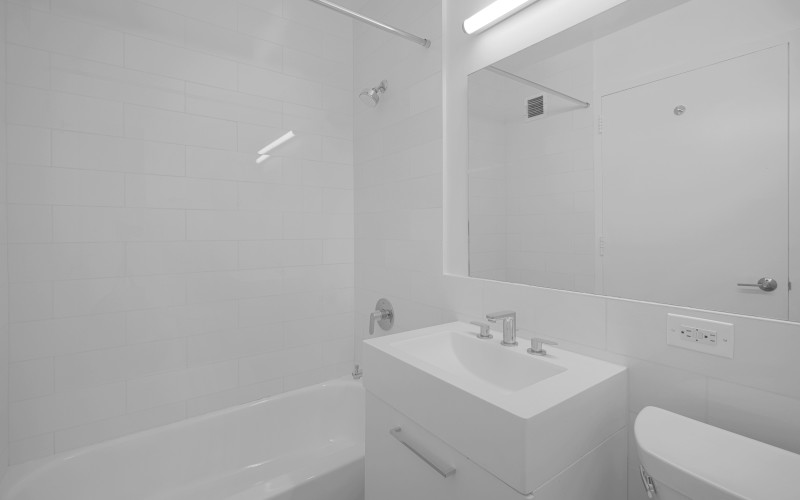 https://brodsky.com/uploads/_styles/portfolio-slide/unit/75-west-end-r29d-bathroom2low.jpg