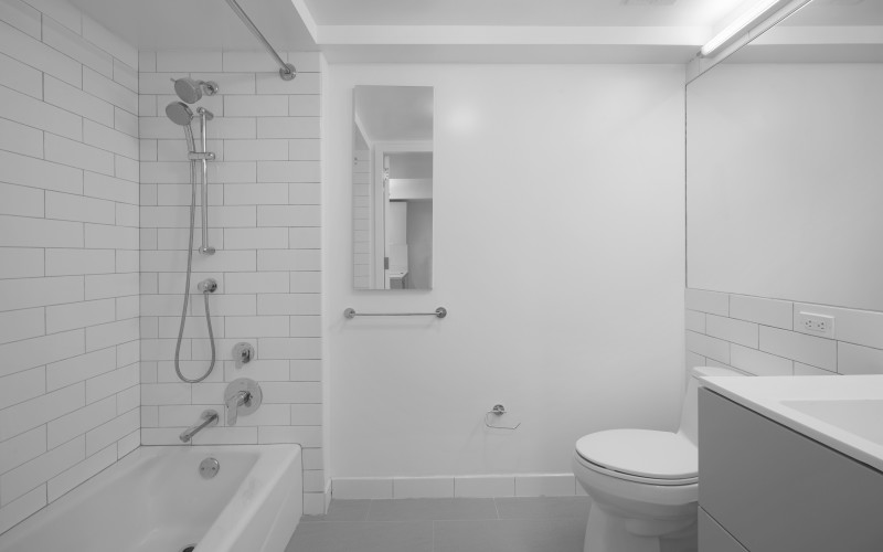 https://brodsky.com/uploads/_styles/portfolio-slide/unit/enclave-unit-110-bathroom.jpg